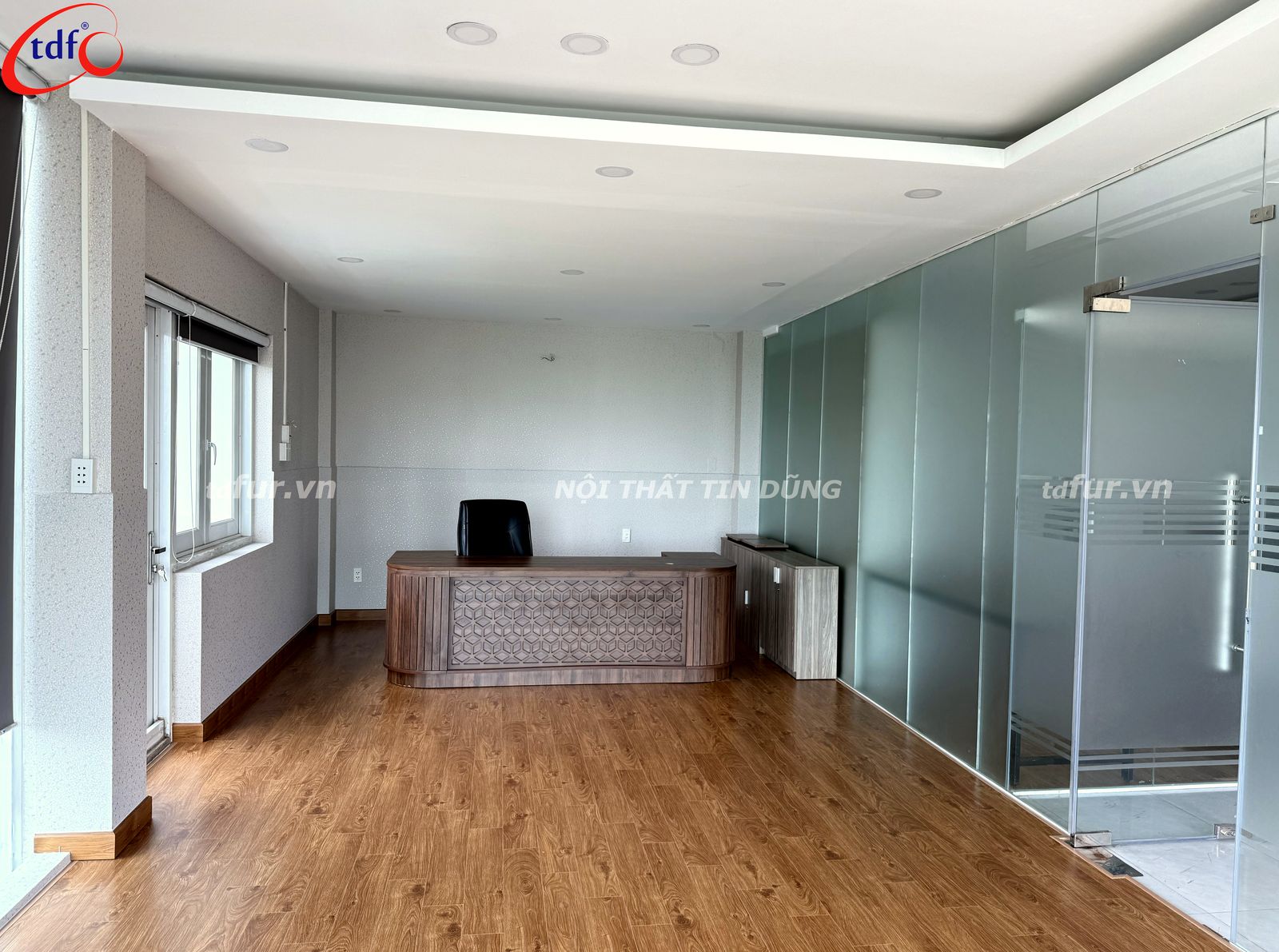 ALG Property – Vách kính và sàn gỗ ấm