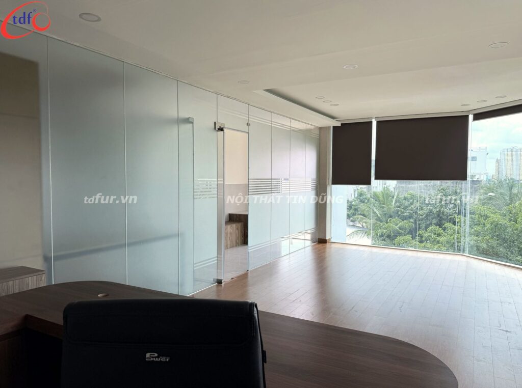 ALG Property – Vách kính và sàn gỗ ấm
