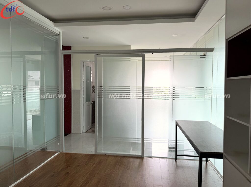 ALG Property – Vách kính và sàn gỗ ấm