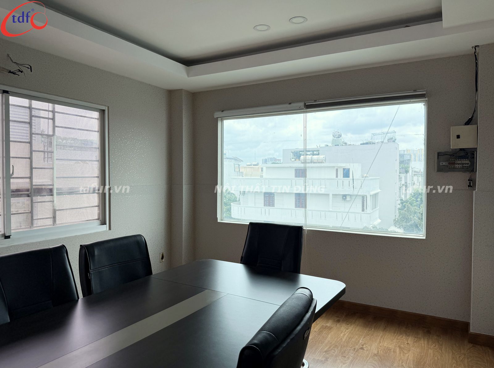ALG Property – Vách kính và sàn gỗ ấm