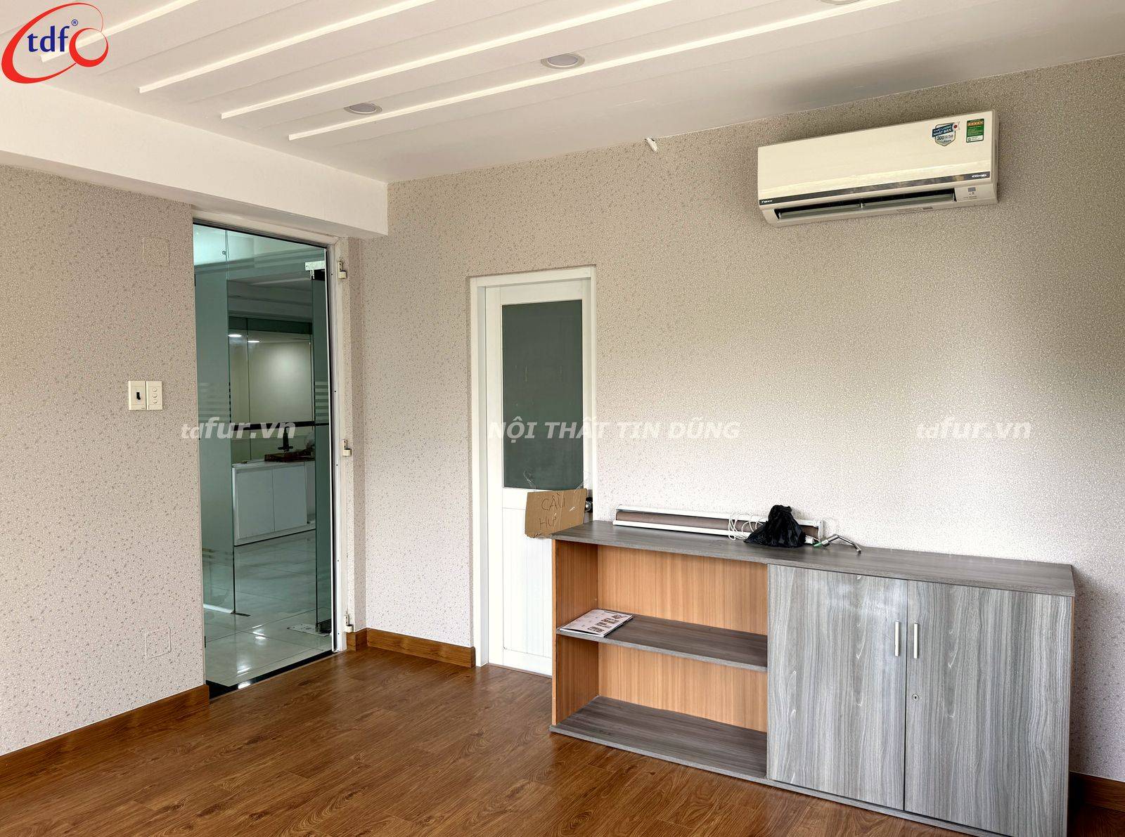 ALG Property – Vách kính và sàn gỗ ấm