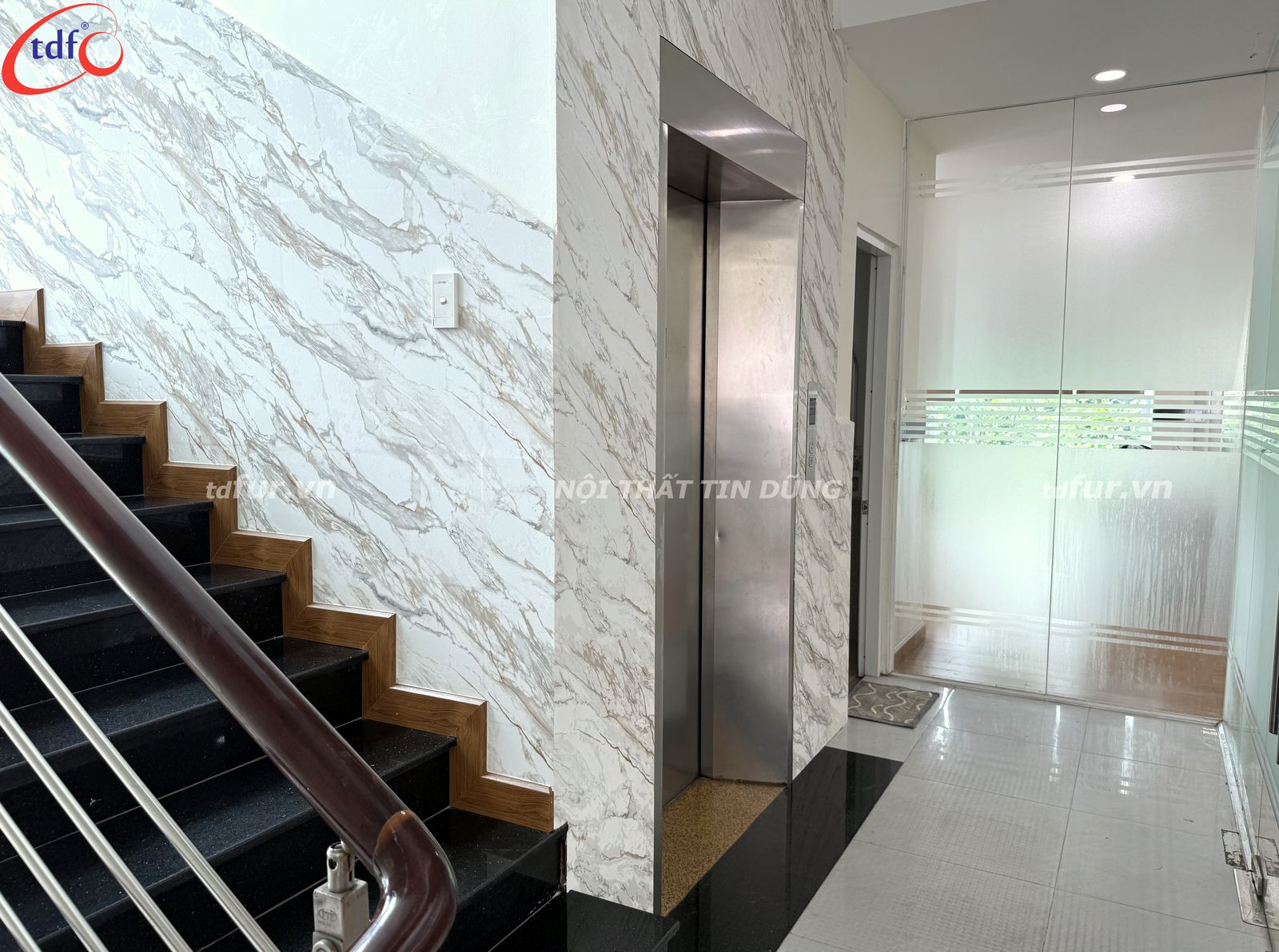 ALG Property – Vách kính và sàn gỗ ấm