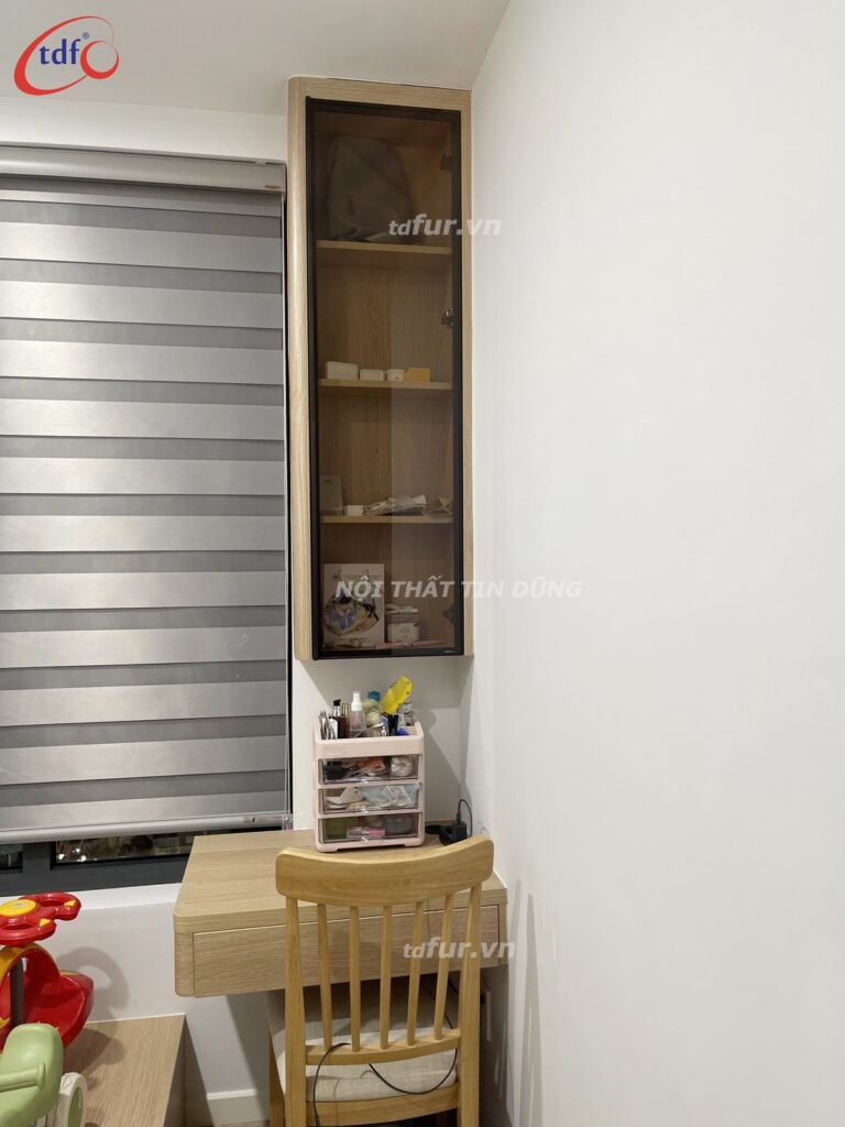 Bcons Polaris – Tủ kính khung đen và gỗ sáng