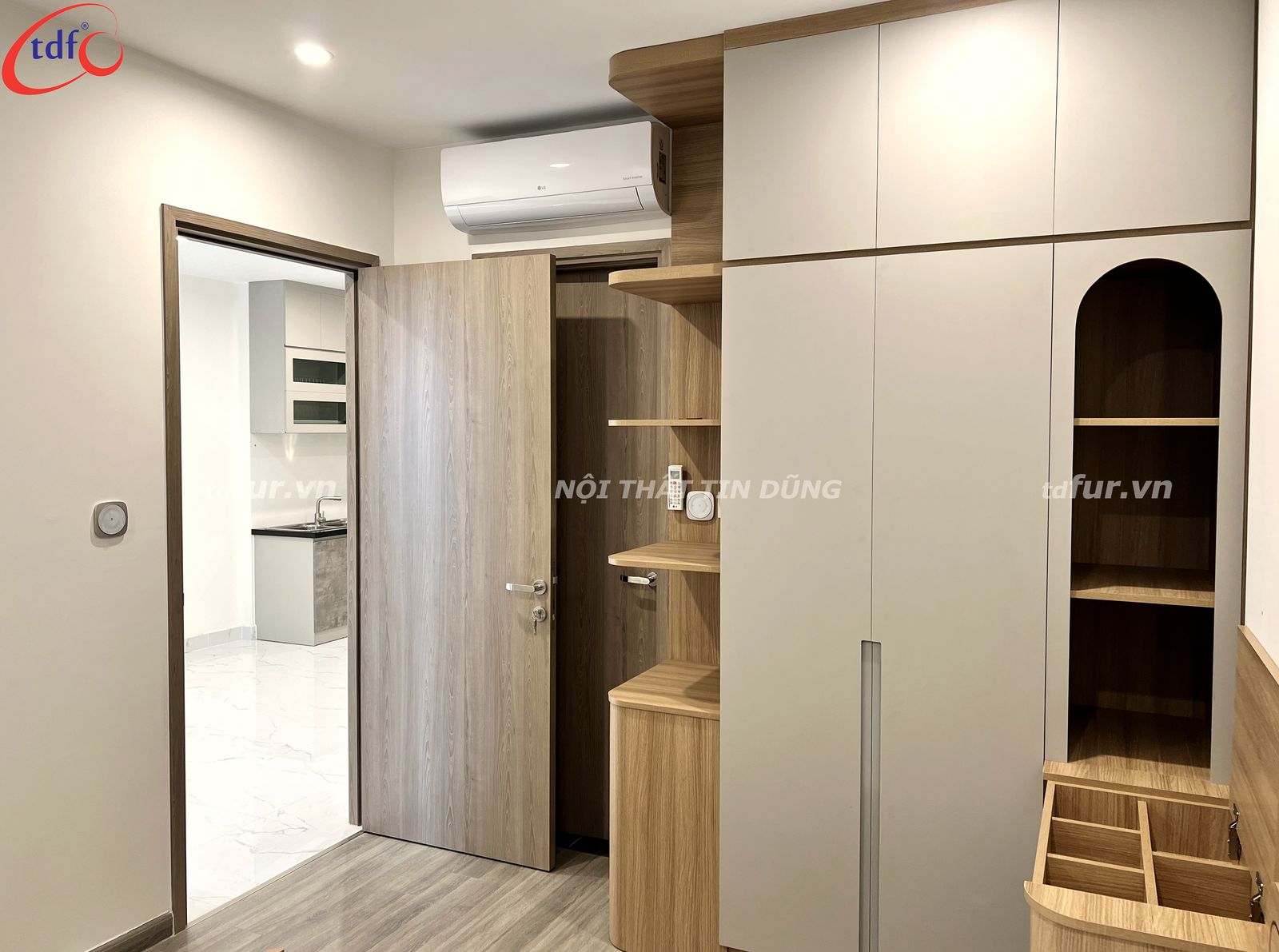 Beverly Solari – Tủ vòm cong và gỗ sáng