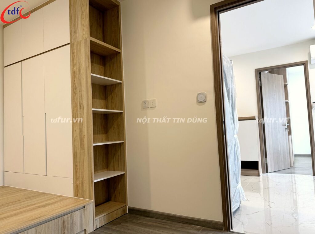Beverly Solari – Bếp đen và gỗ vân ngang