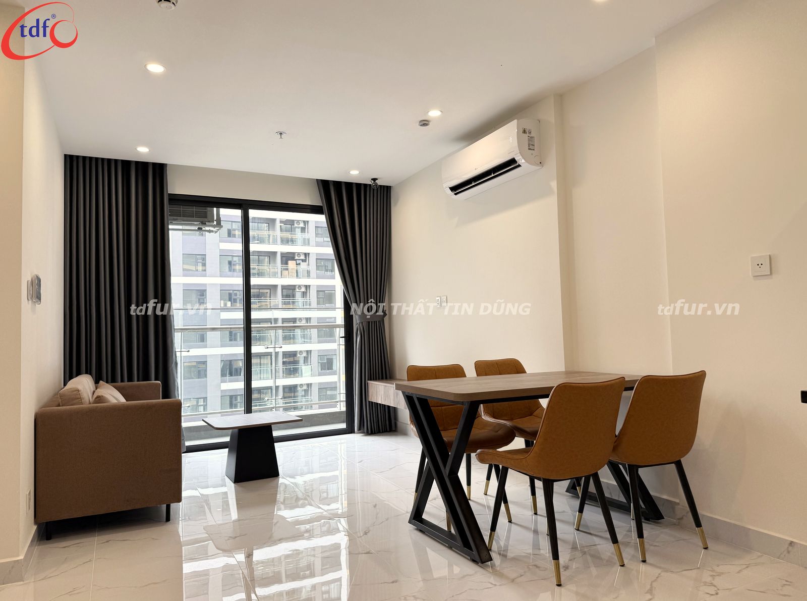 Beverly Solari – Ghế vàng mù tạt và gỗ vân