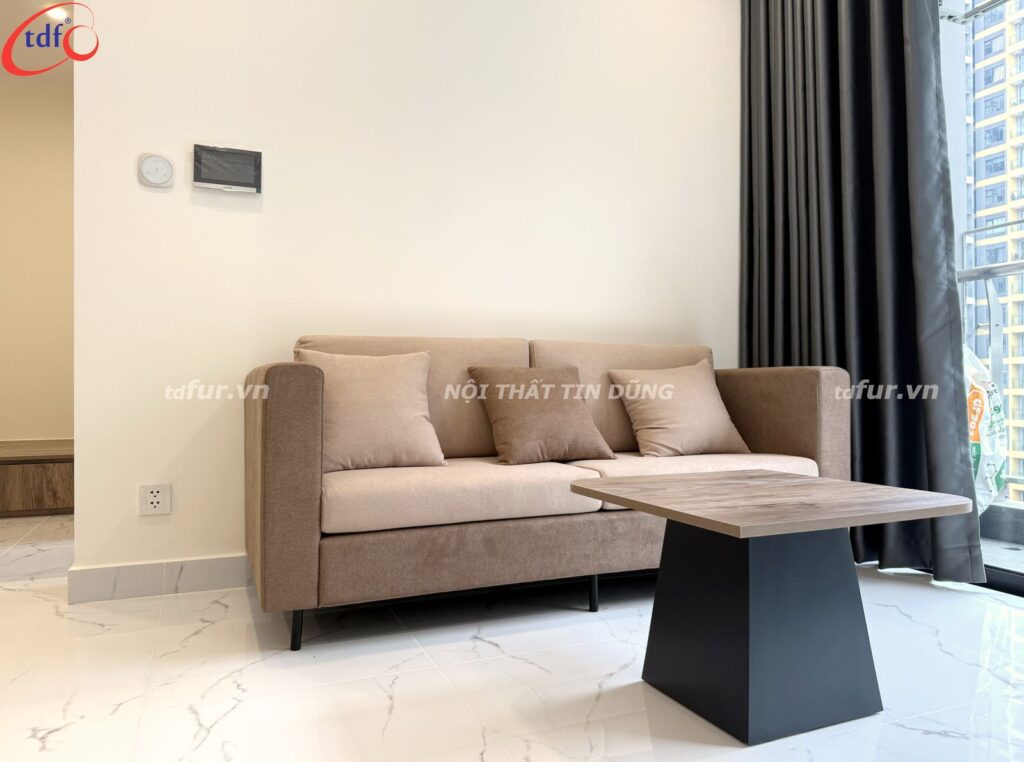 Beverly Solari – Ghế vàng mù tạt và gỗ vân