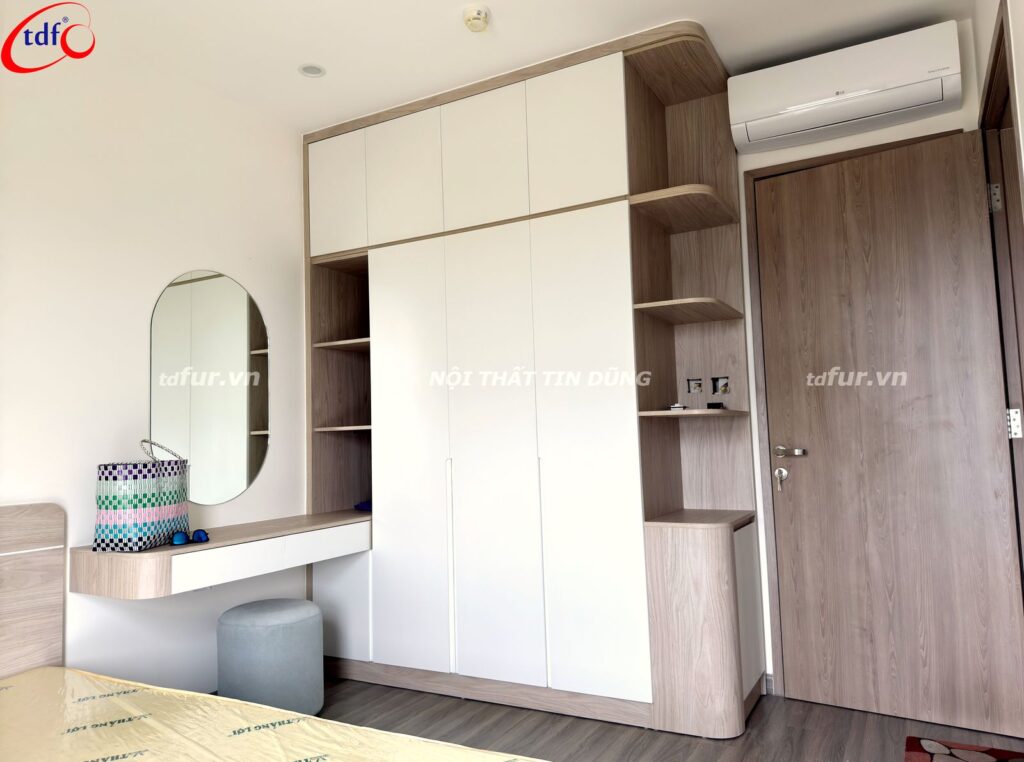 Beverly Solari – Bếp xanh mint và tủ trắng