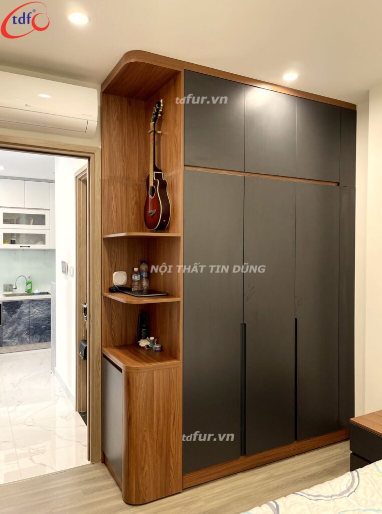 Beverly Solari – Bếp trắng đá đen và hốc gỗ