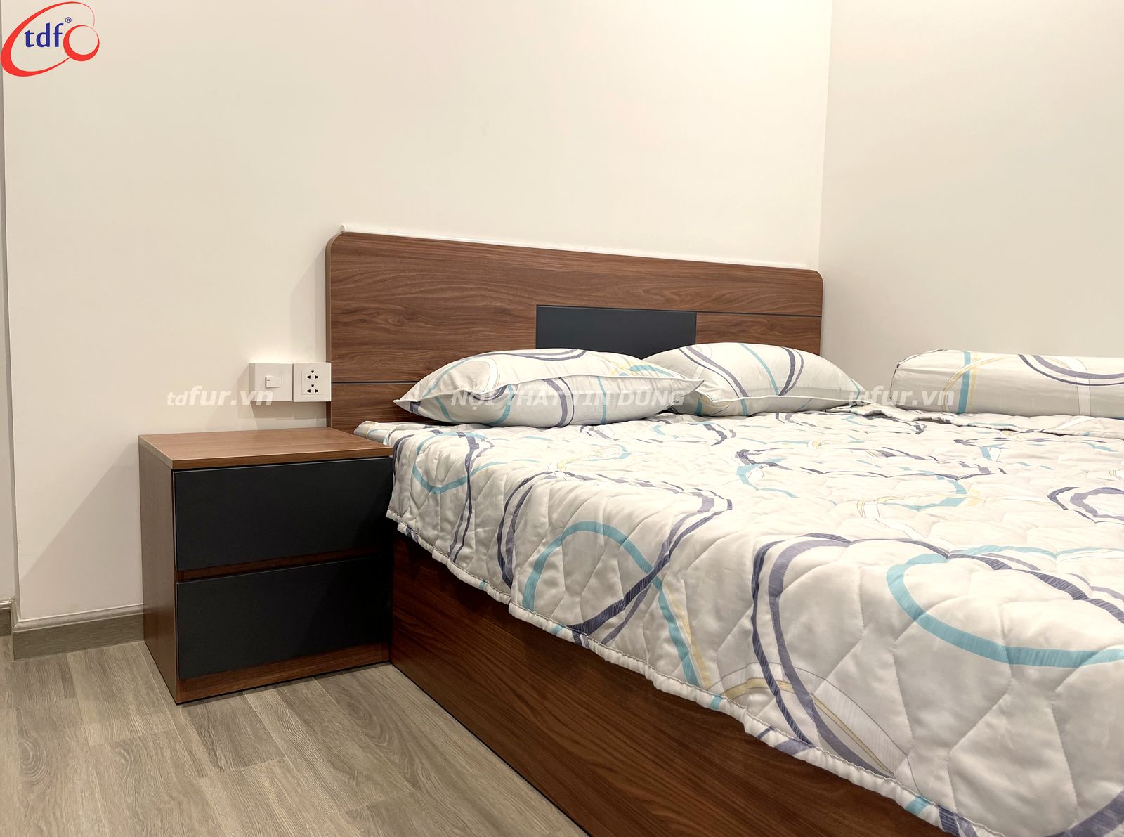 Beverly Solari – Bếp trắng đá đen và hốc gỗ