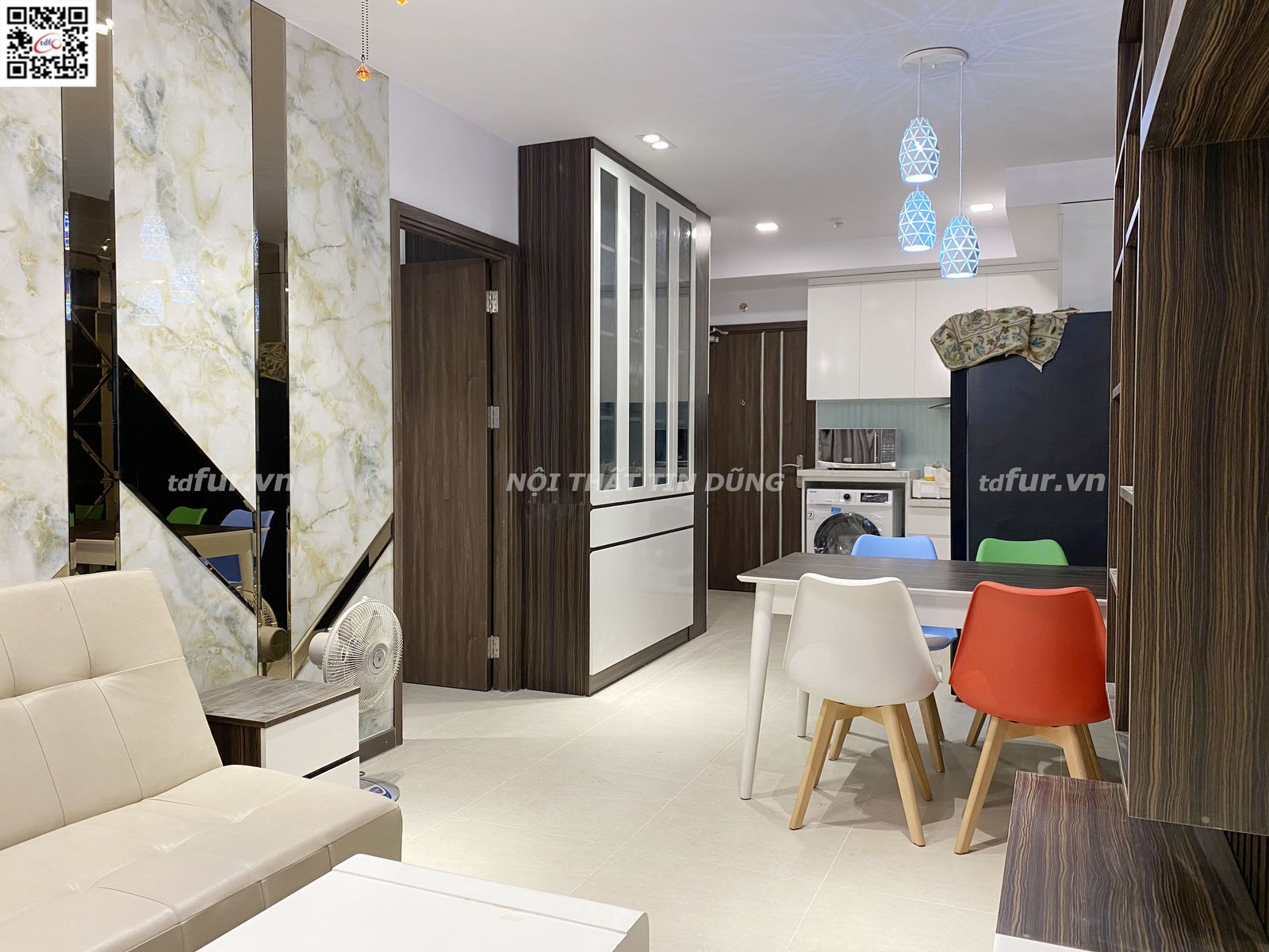 CSJ Tower – Trắng phối gỗ óc chó và tủ kính khung