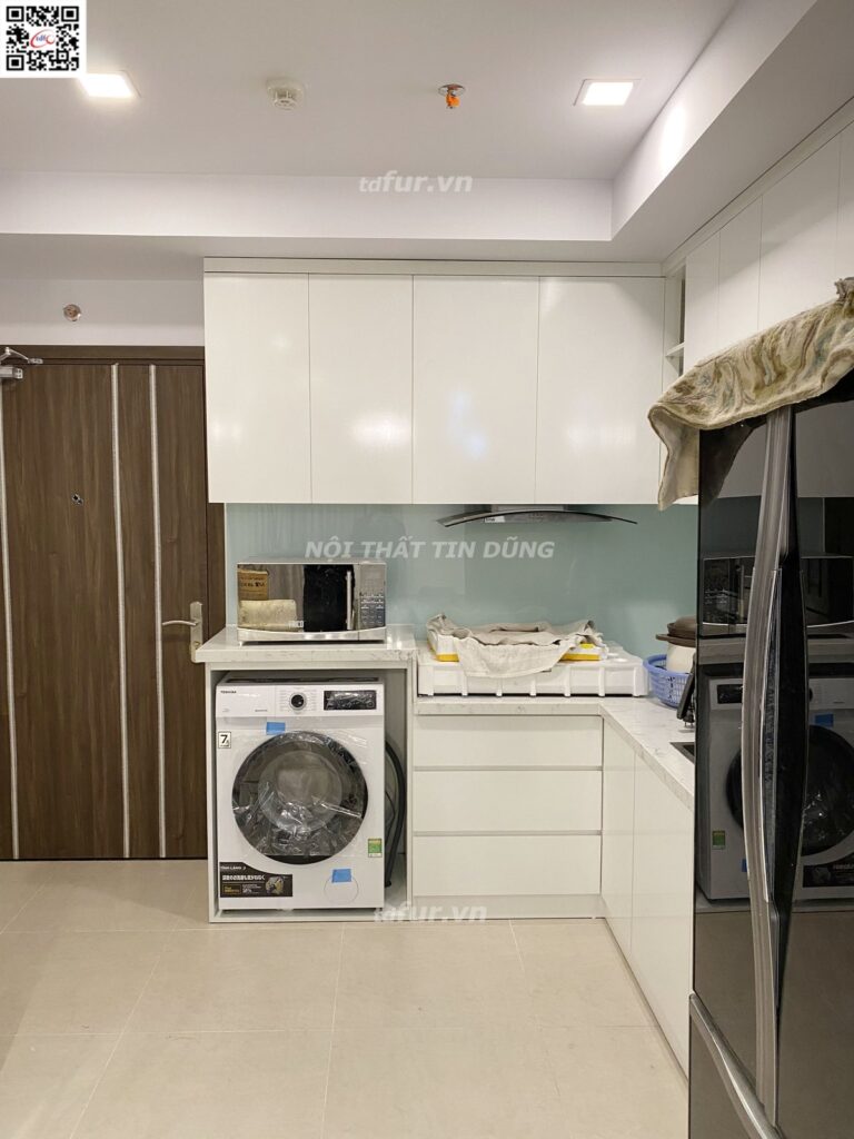 CSJ Tower – Trắng phối gỗ óc chó và tủ kính khung