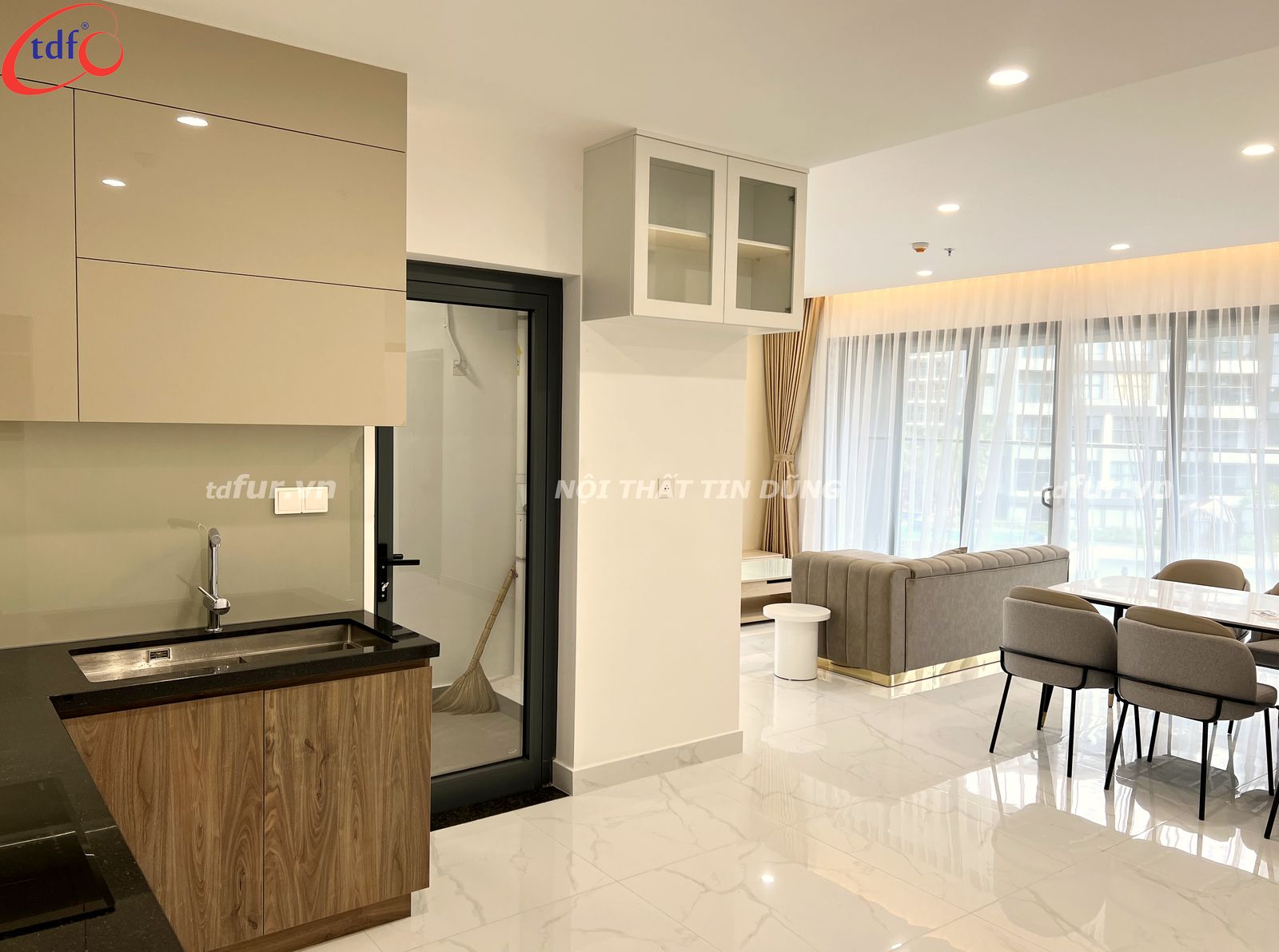 Diamond Alnata Plus – Gương tròn và gỗ sồi