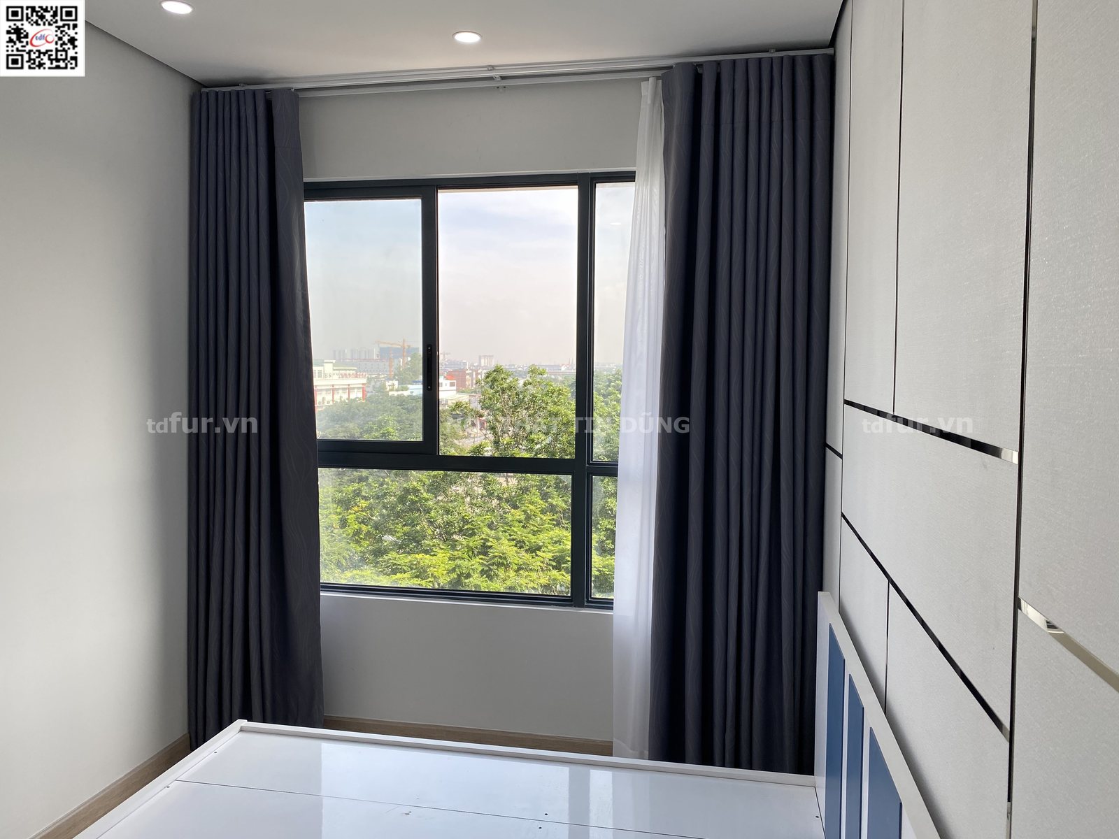 Emerald – Trắng chỉ vàng và đầu giường xanh dương
