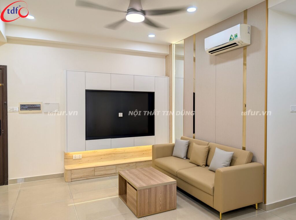 Garden Gate – Tủ kính viền vàng và đá trắng