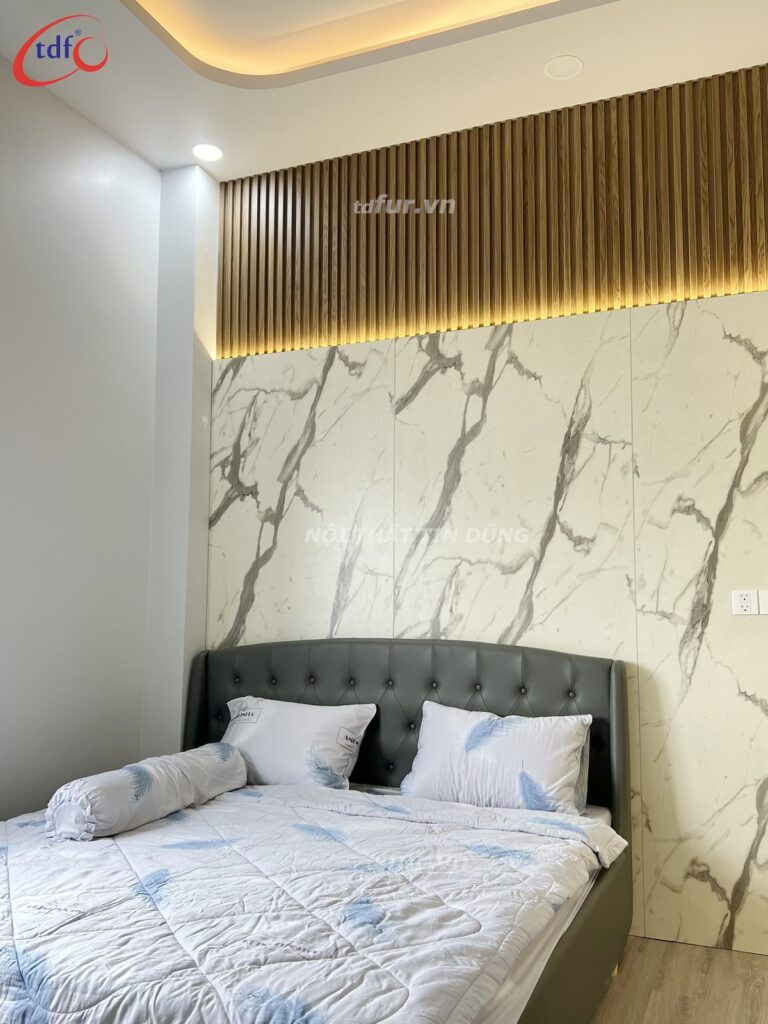 Nhà phố An Giang – Vân đá, lam gỗ và tủ chỉ vàng