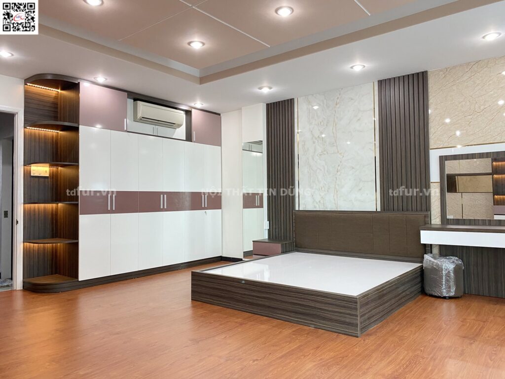 Nhà phố Bình Chánh – Gỗ trầm, vân đá và kệ đèn hắt