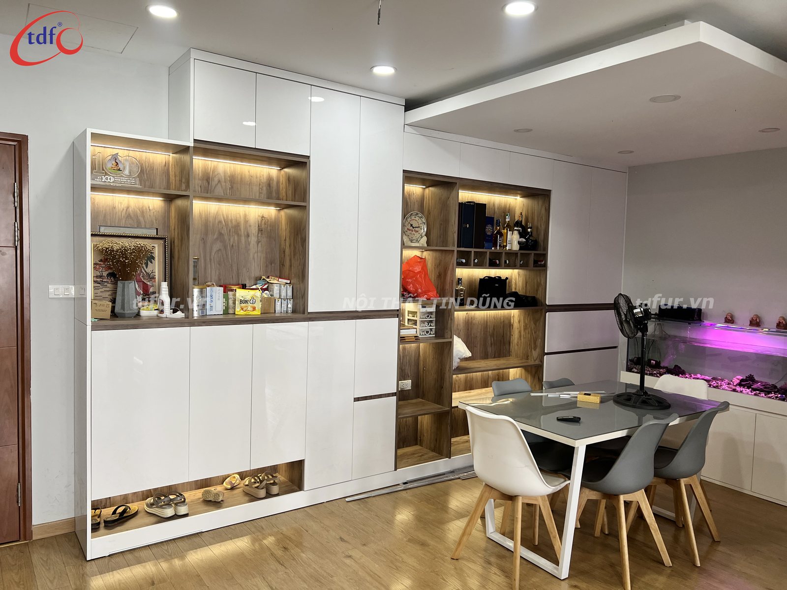 Petroland Mark – Tủ kính đèn hắt và gỗ sồi