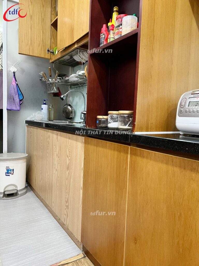 Petroland Mark – Tủ kính đèn hắt và gỗ sồi