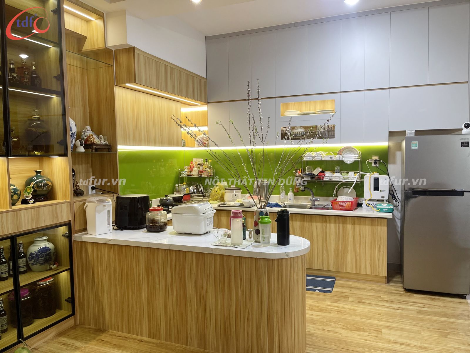 Phú Đạt – Tủ rượu kính và đảo bếp bo tròn