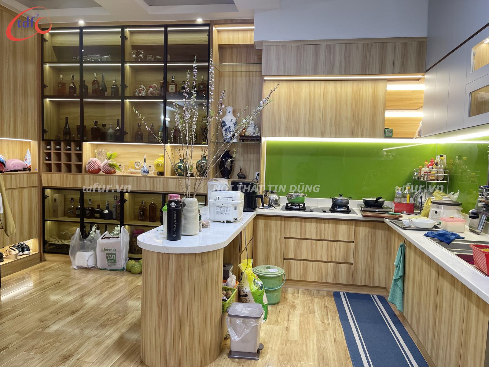 Phú Đạt – Tủ rượu kính và đảo bếp bo tròn