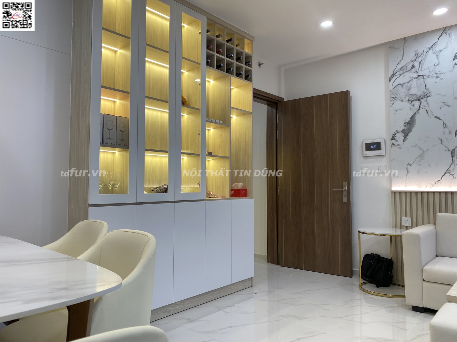 Precia – Vân đá trắng và tủ kính đèn vàng