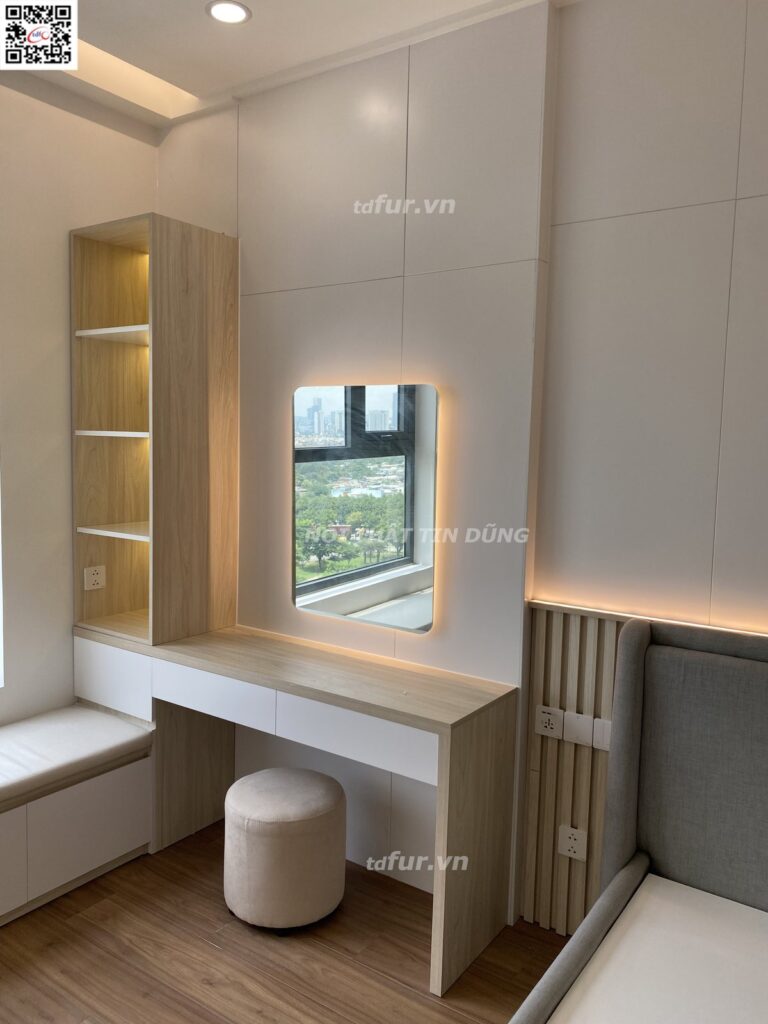 Precia – Vân đá trắng và tủ kính đèn vàng