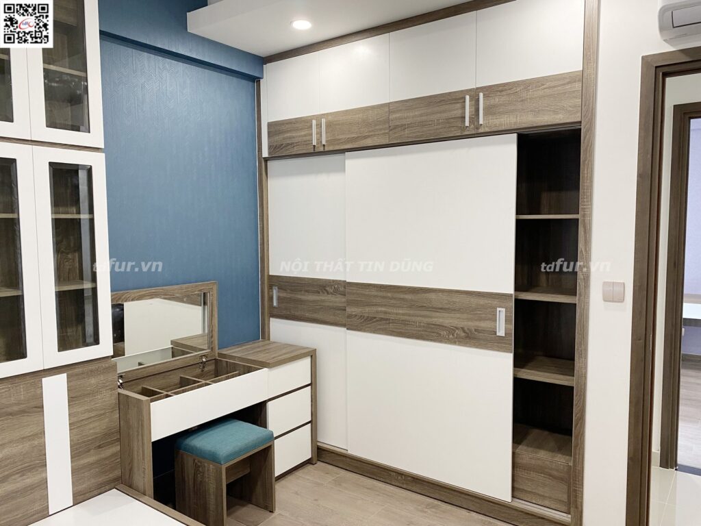 Q7 Boulevard – Gỗ óc chó và sofa xanh ngọc