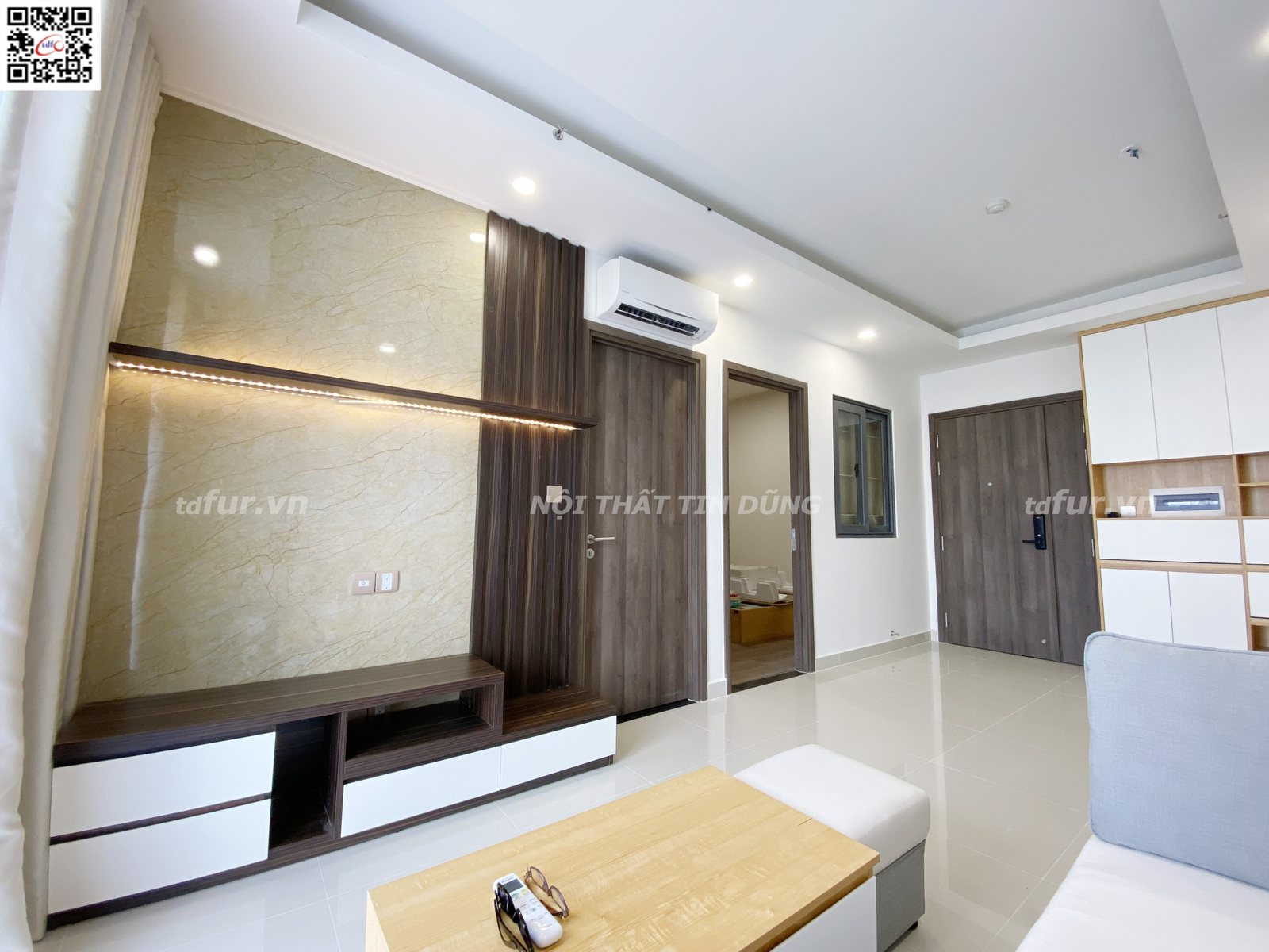 Q7 Boulevard – Tủ kính khung đen và gỗ trầm