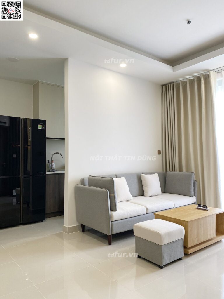 Q7 Boulevard – Tủ kính khung đen và gỗ trầm