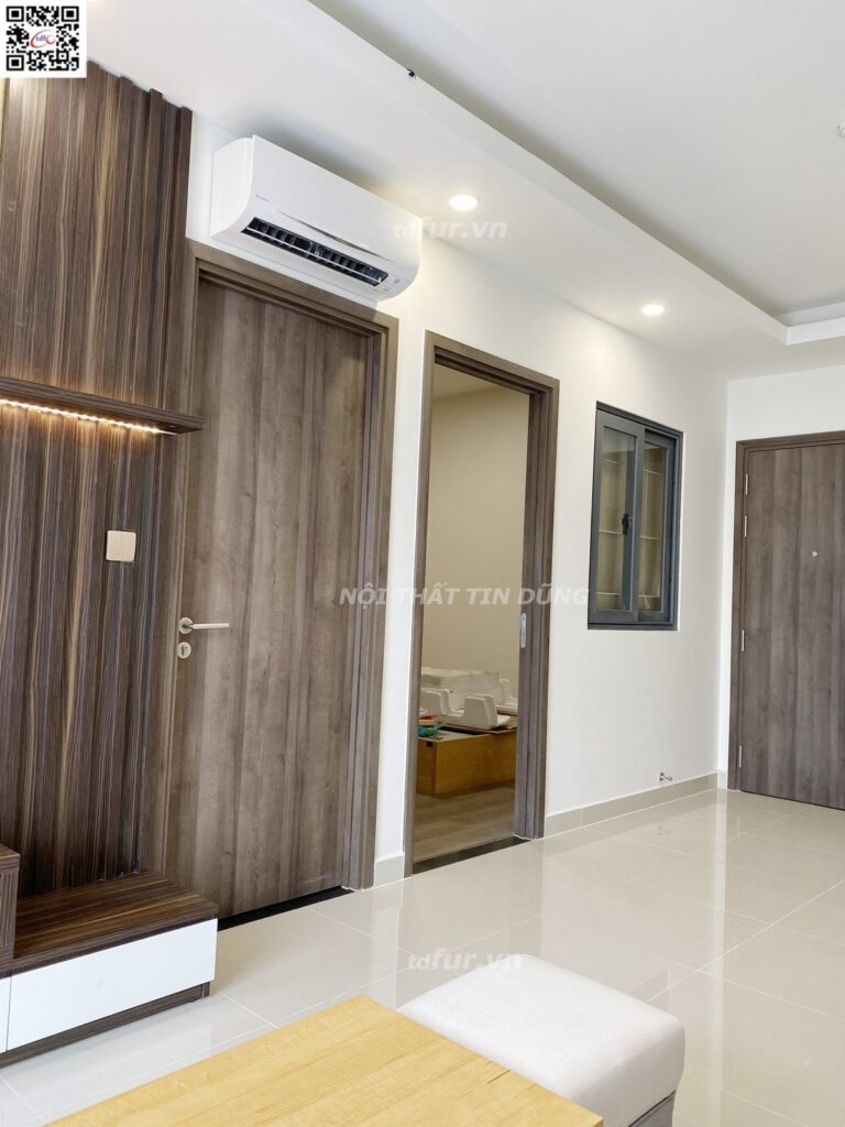 Q7 Boulevard – Tủ kính khung đen và gỗ trầm