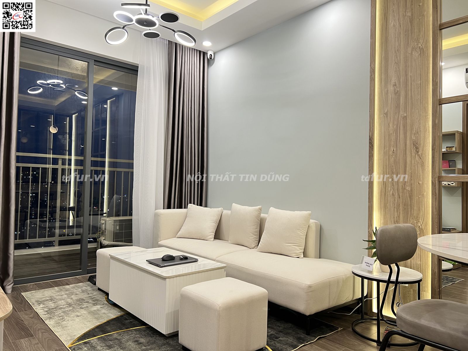 Q7 Saigon Riverside – Tủ kính đèn hắt và sofa kem