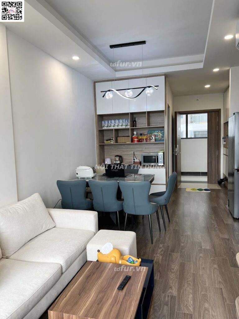 Q7 Saigon Riverside – Tủ trắng phối gỗ và ghế ăn xanh
