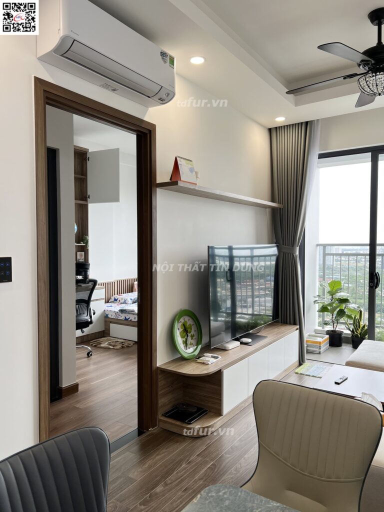 Q7 Saigon Riverside – Tủ trắng phối gỗ và ghế ăn xanh