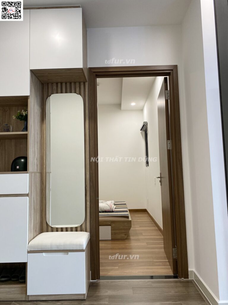 Q7 Saigon Riverside – Tủ trắng phối gỗ và ghế ăn xanh