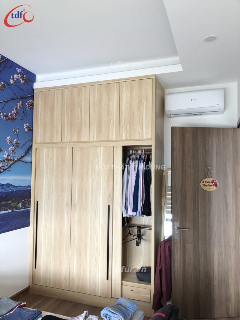 Q7 Saigon Riverside – Gỗ sồi sáng và kệ sắt vàng