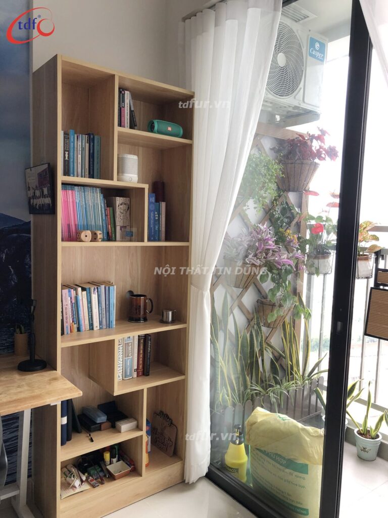 Q7 Saigon Riverside – Gỗ sồi sáng và kệ sắt vàng