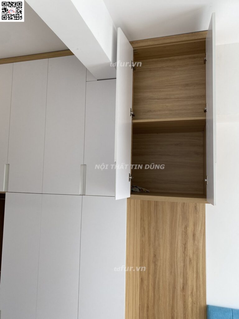 Ricca – Gỗ sồi, kệ hộc trắng và sofa xanh