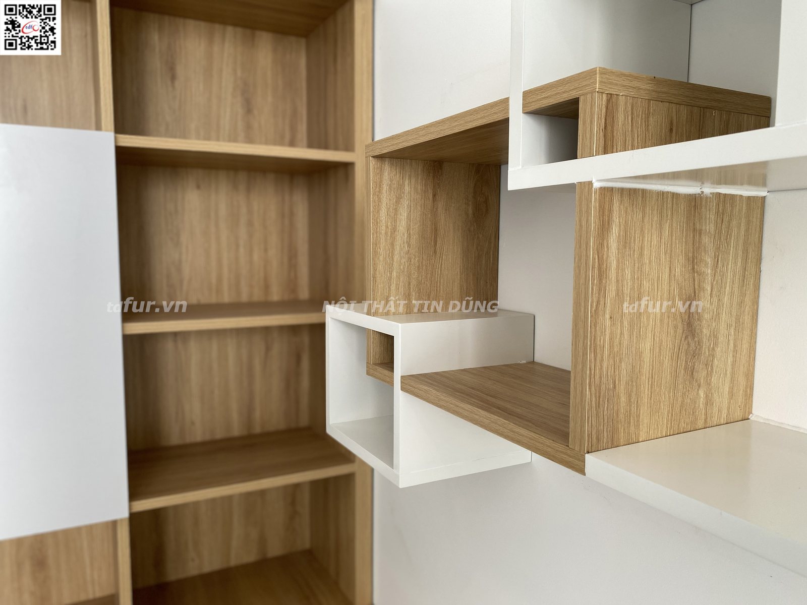 Ricca – Gỗ sồi, kệ hộc trắng và sofa xanh