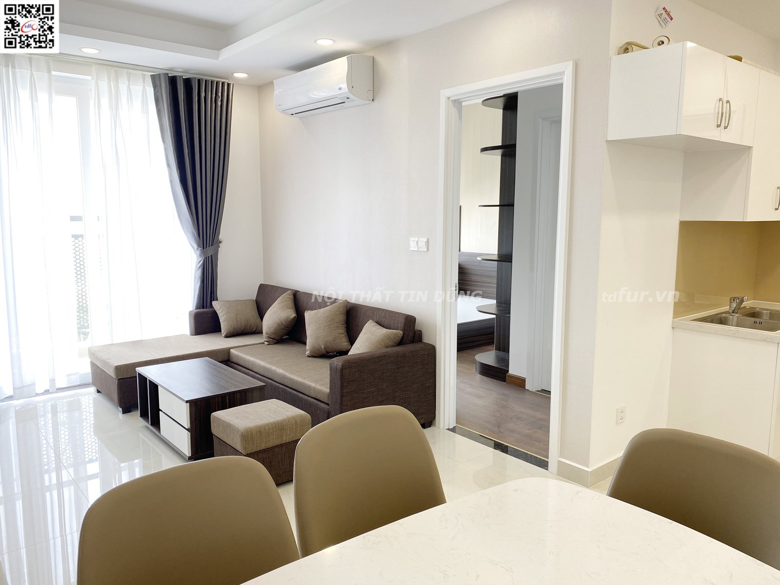 Saigon Mia – Gỗ trầm và sofa nâu