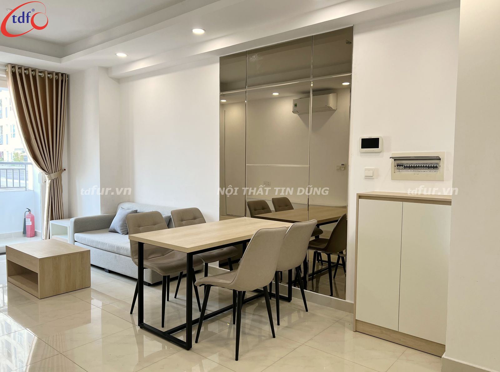Saigon Mia – Gỗ sồi sáng, rèm vàng ấm
