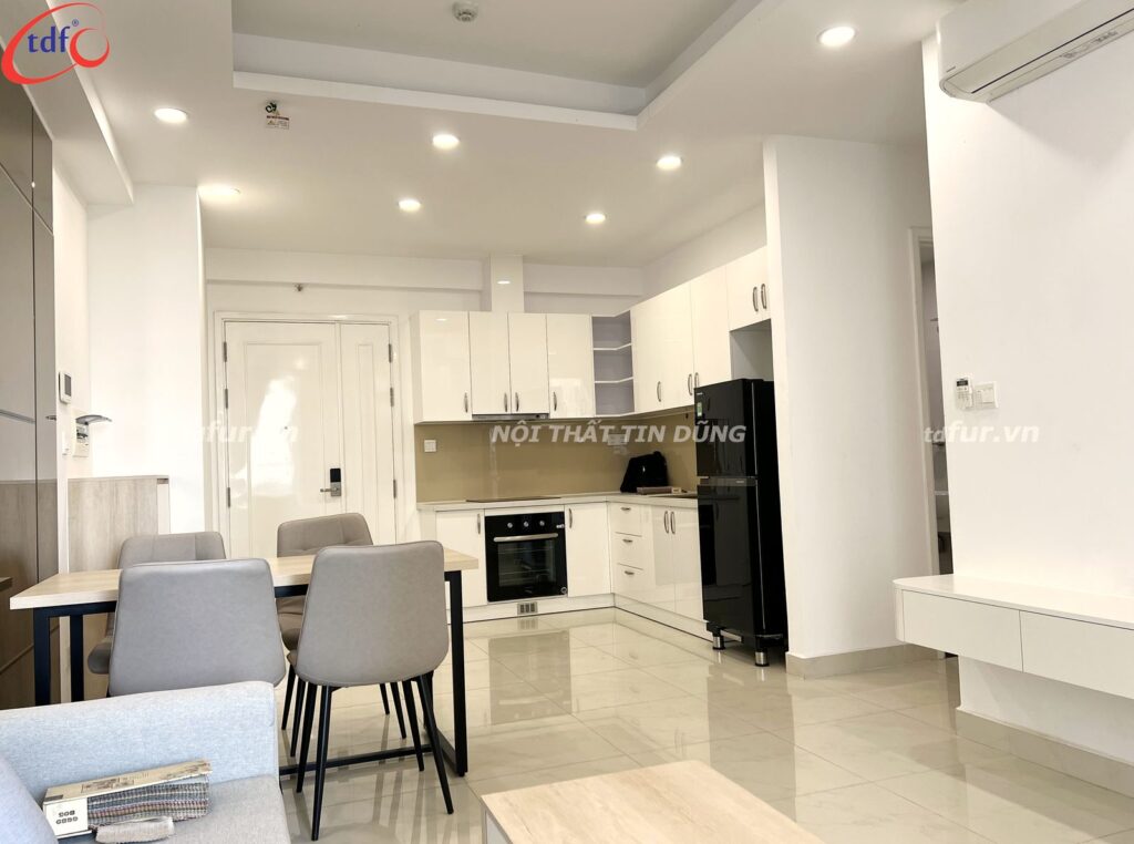 Saigon Mia – Gỗ sồi sáng, rèm vàng ấm