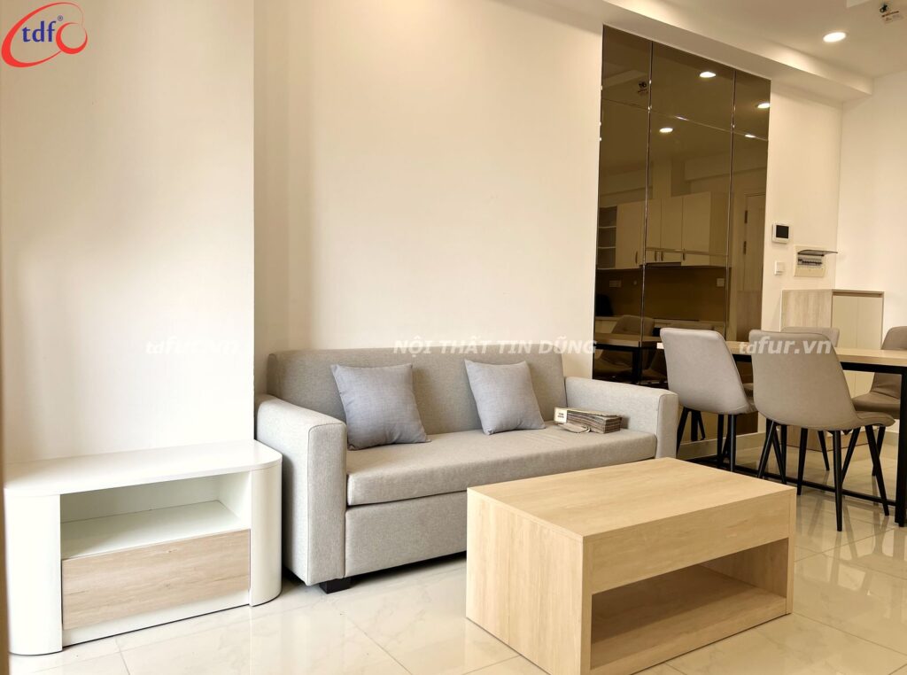 Saigon Mia – Gỗ sồi sáng, rèm vàng ấm