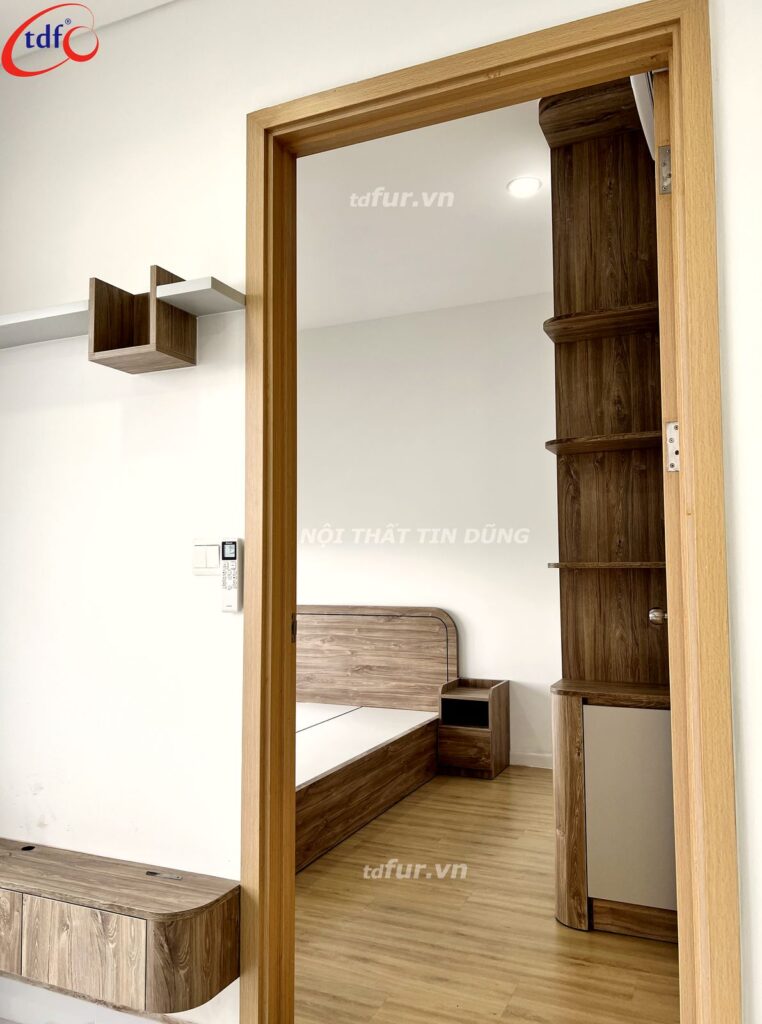 Skyline – Vách lam gỗ và bếp kính xanh