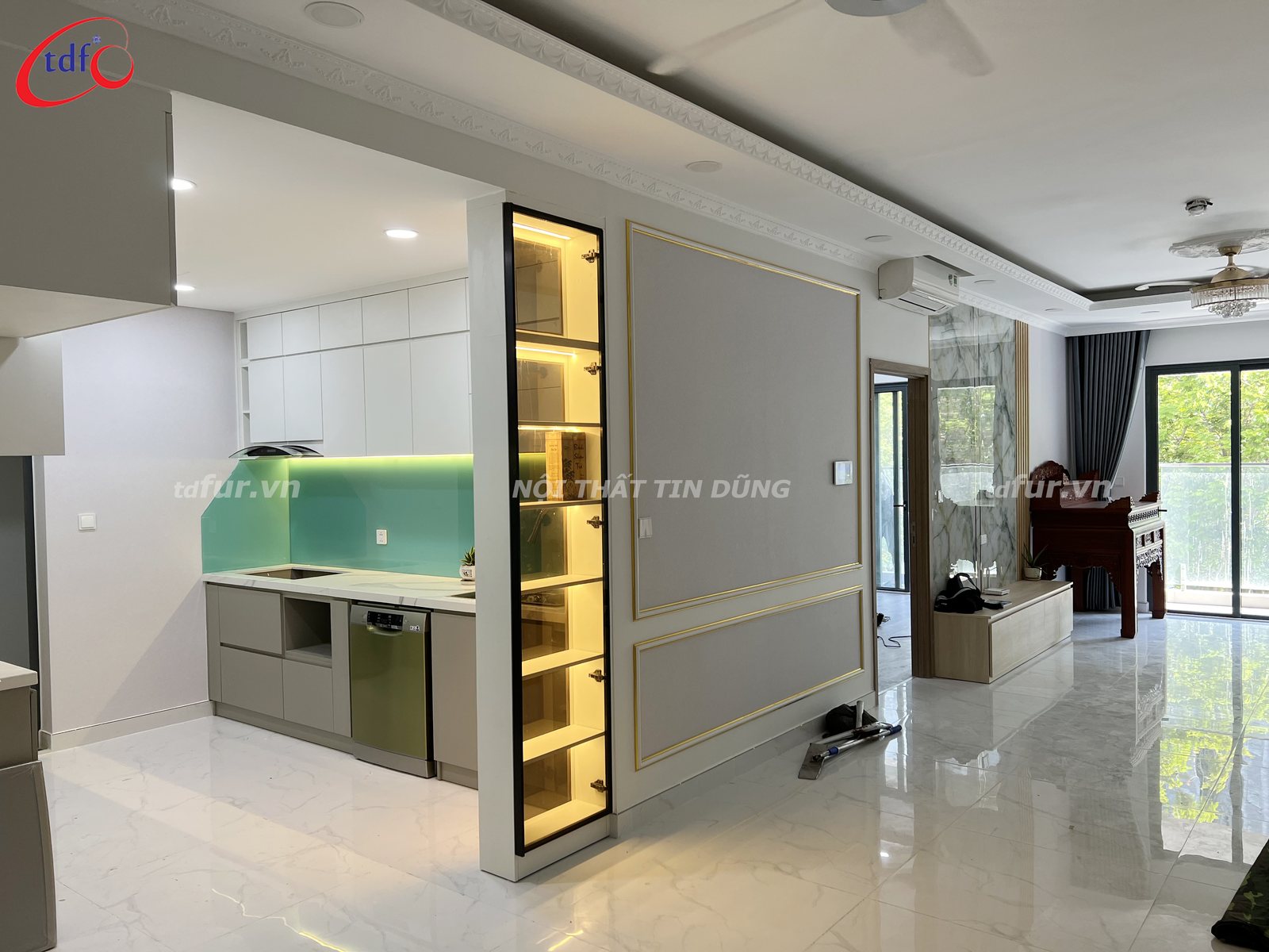 Skyline Villa – Kính bếp xanh ngọc và tủ đèn viền vàng