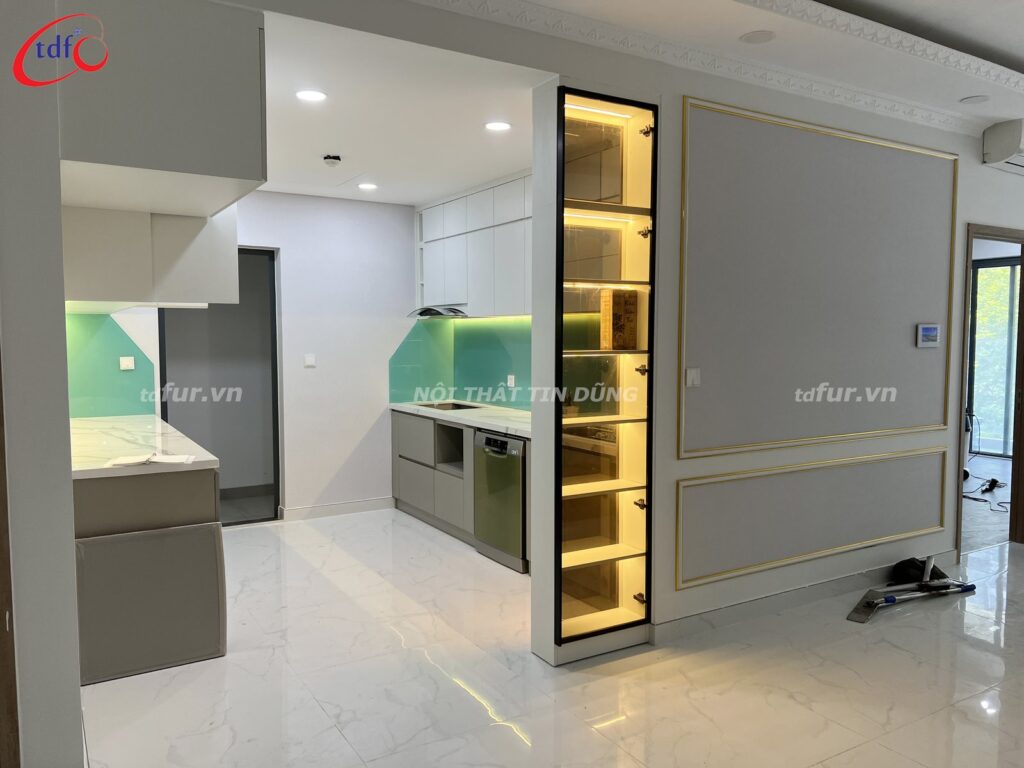 Skyline Villa – Kính bếp xanh ngọc và tủ đèn viền vàng