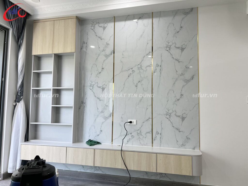 Skyline Villa – Kính bếp xanh ngọc và tủ đèn viền vàng