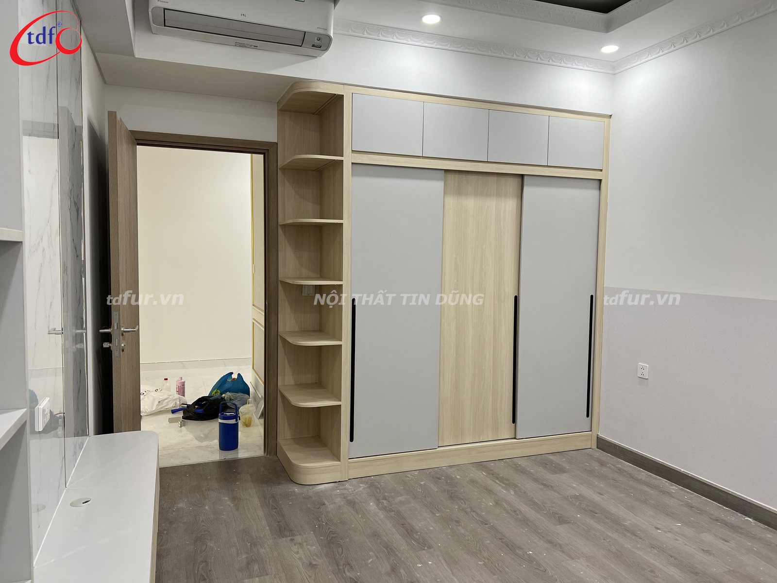 Skyline Villa – Kính bếp xanh ngọc và tủ đèn viền vàng