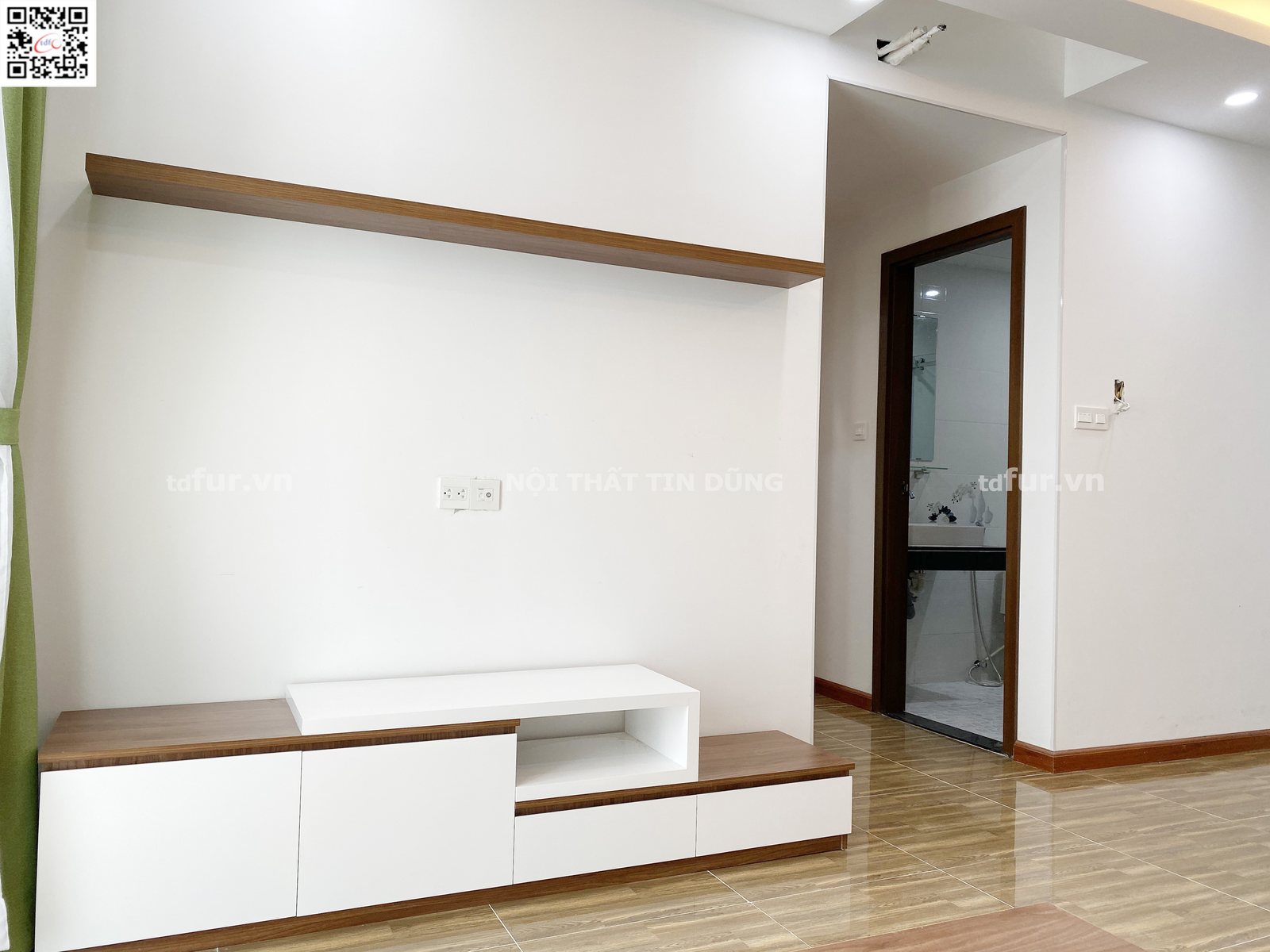 Sunrise Riverside – Kính bếp xanh cốm và gỗ óc chó