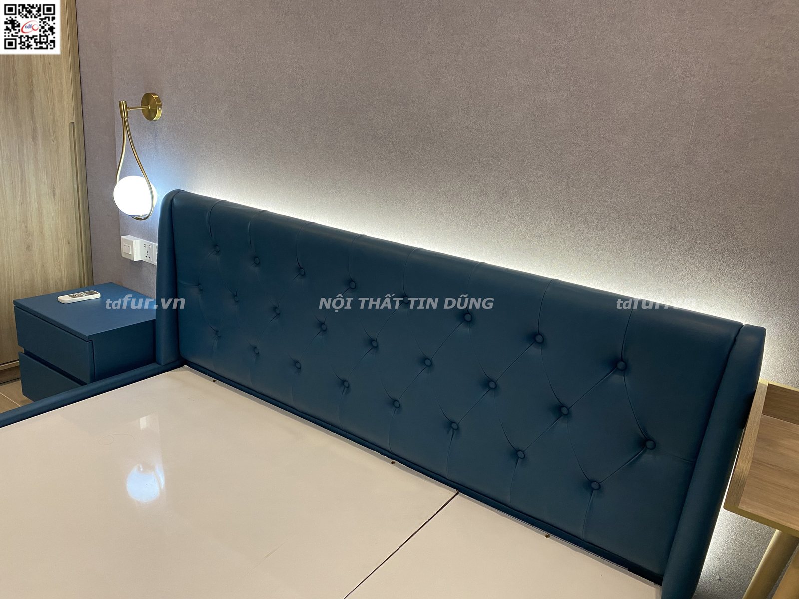 The Sóng Vũng Tàu – Đầu giường xanh cổ vịt và gương vòm